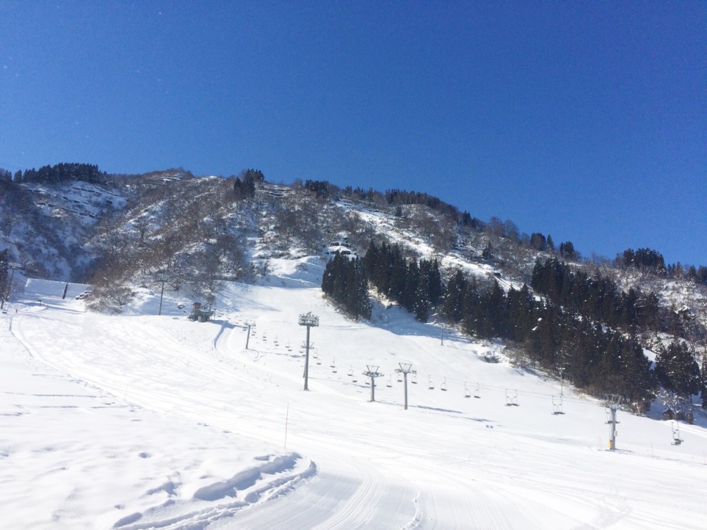 1月26日(火)現在の布場スキー場の様子です。 晴天に恵まれ、越後湯沢は絶好のスキー日和ですよ。 雪もたっぷりです！！